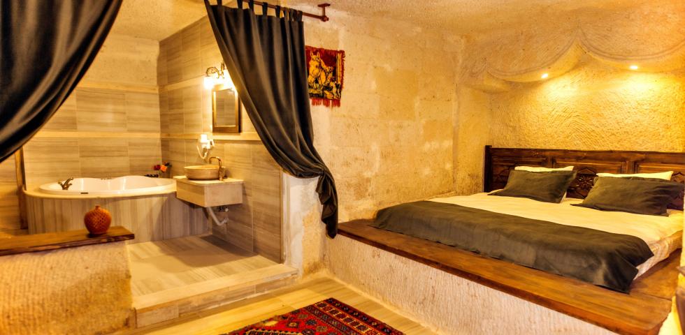 Flora King Suite - 103